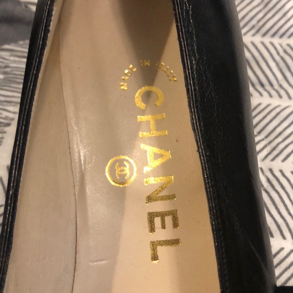CHANEL patent leather cap toe pumps - Picture 3 of 7